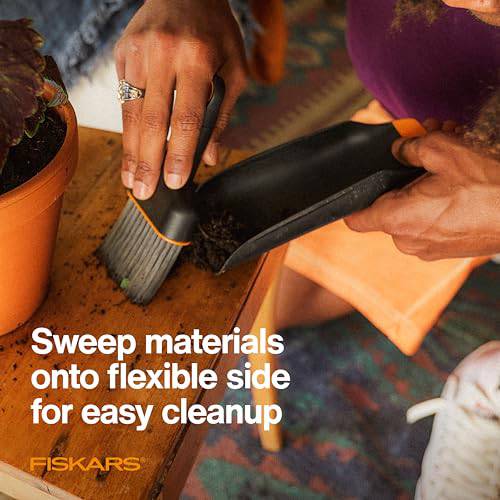FISKARS Planting Soil Scoop and Brush Set for Indoor Gardening - Mess Control for Transplanting - Made with Recycled Plastic - Plantonio
